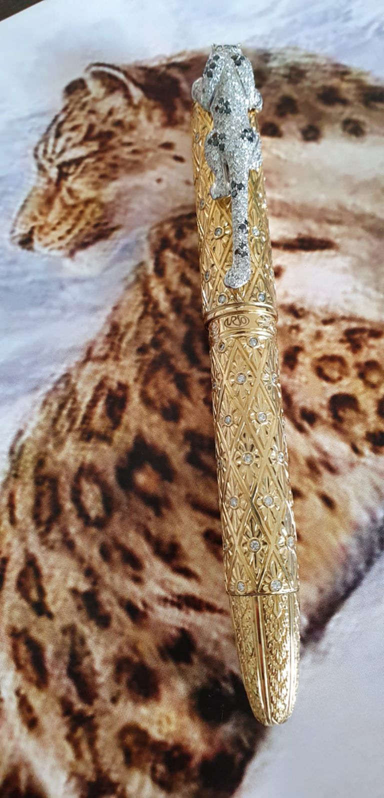 ROLLER BALL  LEOPARD  IN YELLOW SOLID GOLD 18KT AND DIAMONDS